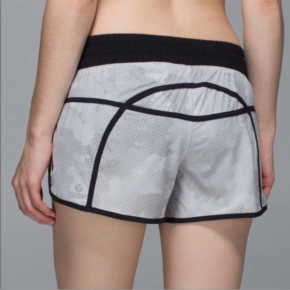 LULULEMON Tracker Short III Diamond Camo Silver size 10 - Picture 2 of 6